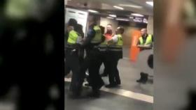 Imagen de la agresión en la estación de Plaza de Cataluña