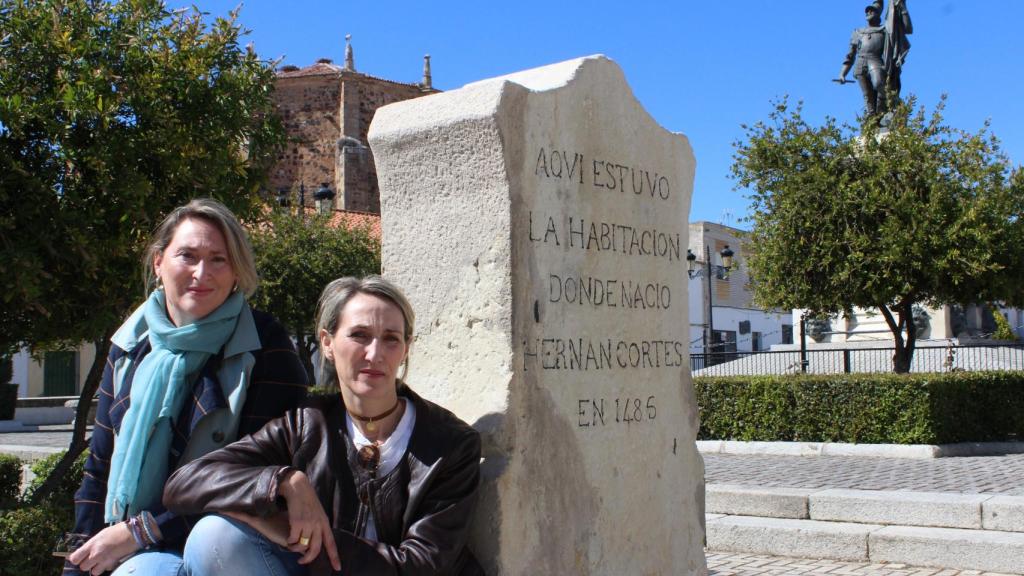 Susana y Virginia Cortés en la plaza de Hernán Cortés, en Medellín (Badajoz).