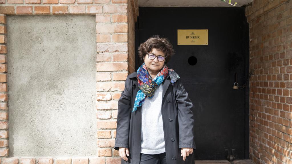 Isabel González, jefa de unidad de Parques Históricos de Madrid, a la entrada del búnker.