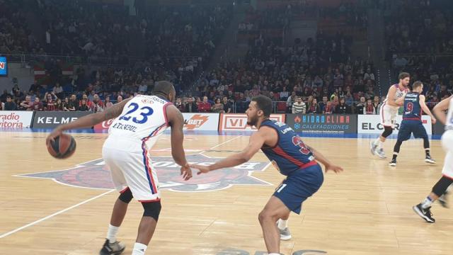 Partido entre el Baskonia y el Anadolu Efes. Foto: Twitter. (@AnadoluEfesSK)