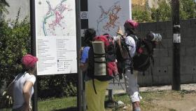 Un-grupo-de-peregrinos-observa-el-mapa-en-Villafranca-del-Bierzo