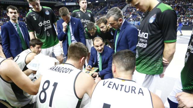 Carles Durán, entrenador del Joventut, con sus jugadores en un tiempo muerto