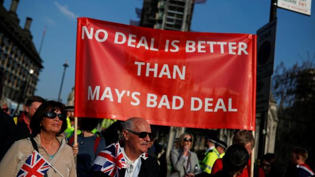 Manifestantes llevan un cartel en el que pone que un 'no acuerdo' es mejor que un mal acuerdo de Theresa May