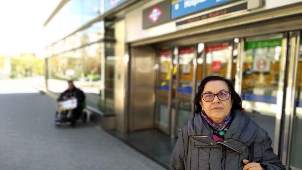 Eugenia, a la entrada del metro.