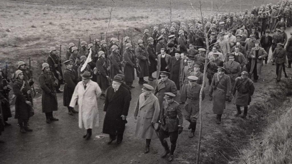 Azaña, Negrín y Miaja visitan el frente del centro en noviembre de 1937