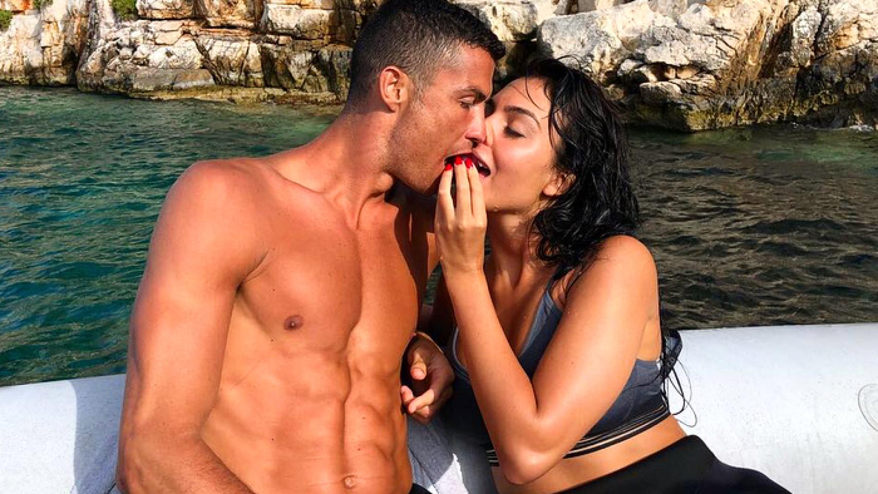 Cristiano Ronaldo y Georgina Rodríguez 'se comen'. Foto: Instagram (@georginagio)