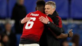 Pogba y Solskjaer se abrazan en un partido del Manchester United