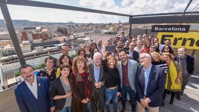 Elisenda Alamany hace un selfie junto a Ernest Maragall y el resto de la lista de ERC en Barcelona.