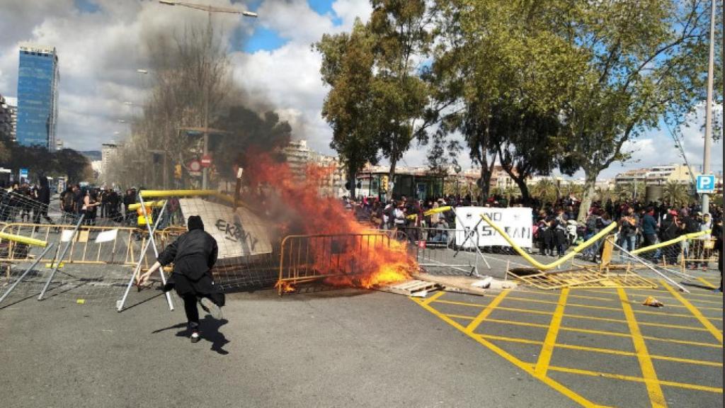 Incidentes provocados por las CUP, Arran y los CDR contra la manifestación de Vox en Barcelona.