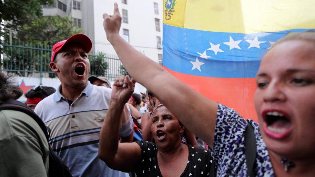 Manifestantes pro Guaidó, en la calle.