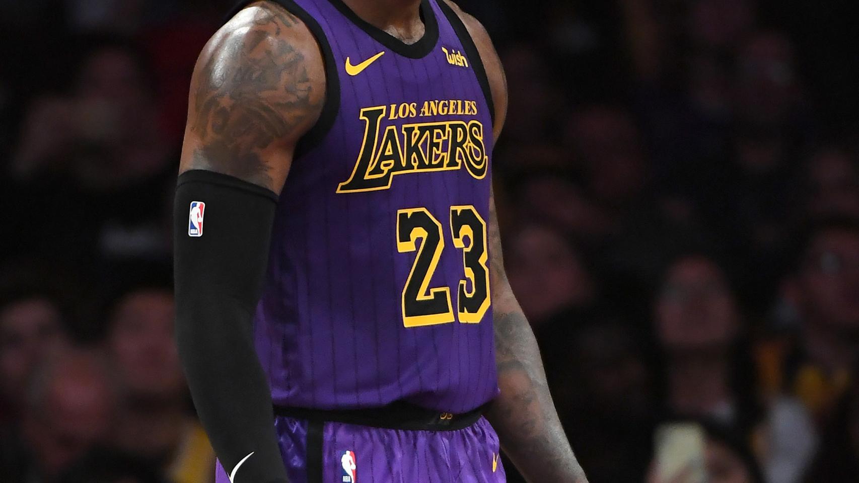 LeBron James en el partido entre Los Angeles Lakers y Charlotte Hornets