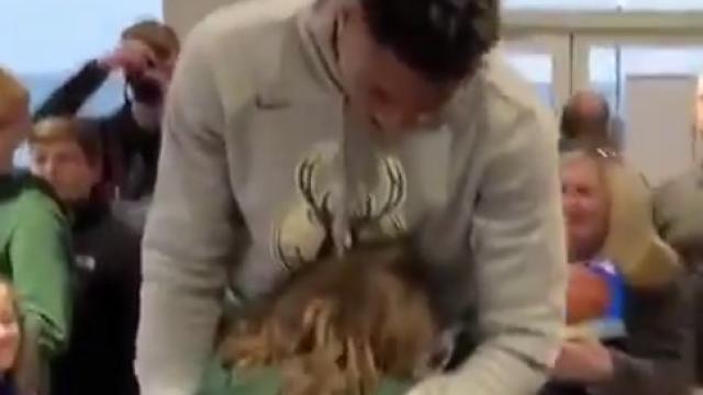 Antetokounmpo abraza a su seguidora tras regalarle un álbum de dibujos