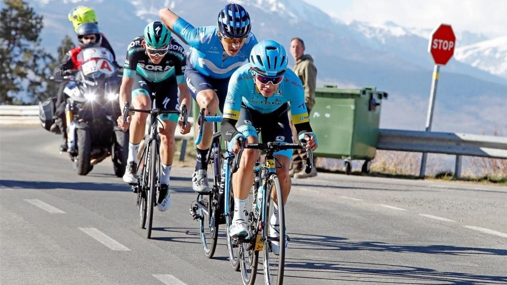 Miguel Ángel López, al frente de la Vuelta, seguido de Marc Soler y el austriaco Gregor Muhlberger