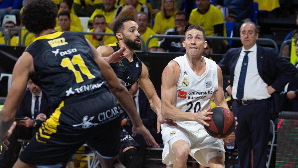 Jaycee Carroll intenta lanzar ante la defensa del Tenerife