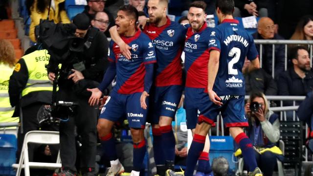 El Huesca celebra su primer gol al Real Madrid en el Santiago Bernabéu