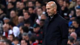 Zidane, en el Santiago Bernabéu viendo a sus jugadores desde la banda