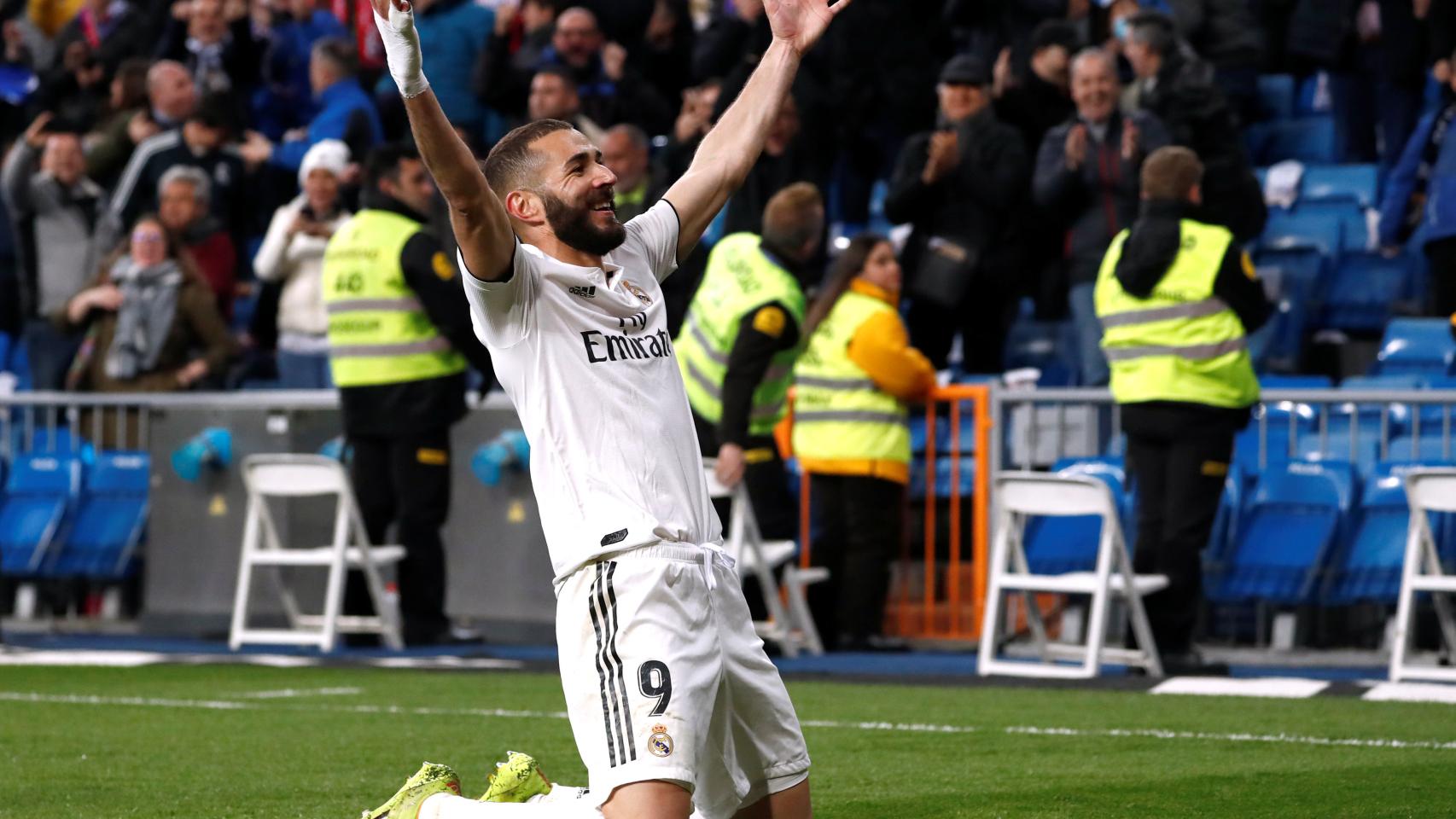 Karim Benzema celebra el gol de la victoria del Real Madrid ante el Huesca