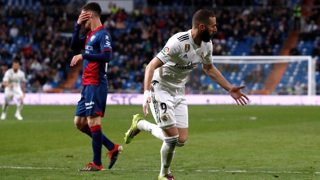 Karim Benzema celebra el gol de la victoria del Real Madrid ante el Huesca