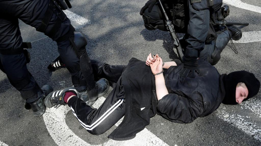 Momento de la detención de la mujer enviada a prisión.