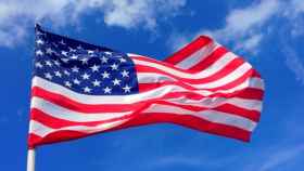 Bandera de EEUU ondeando al viento.