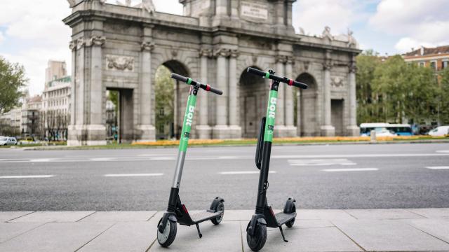 Patinetes de Bolt frente a la Puerta de Alcalá.