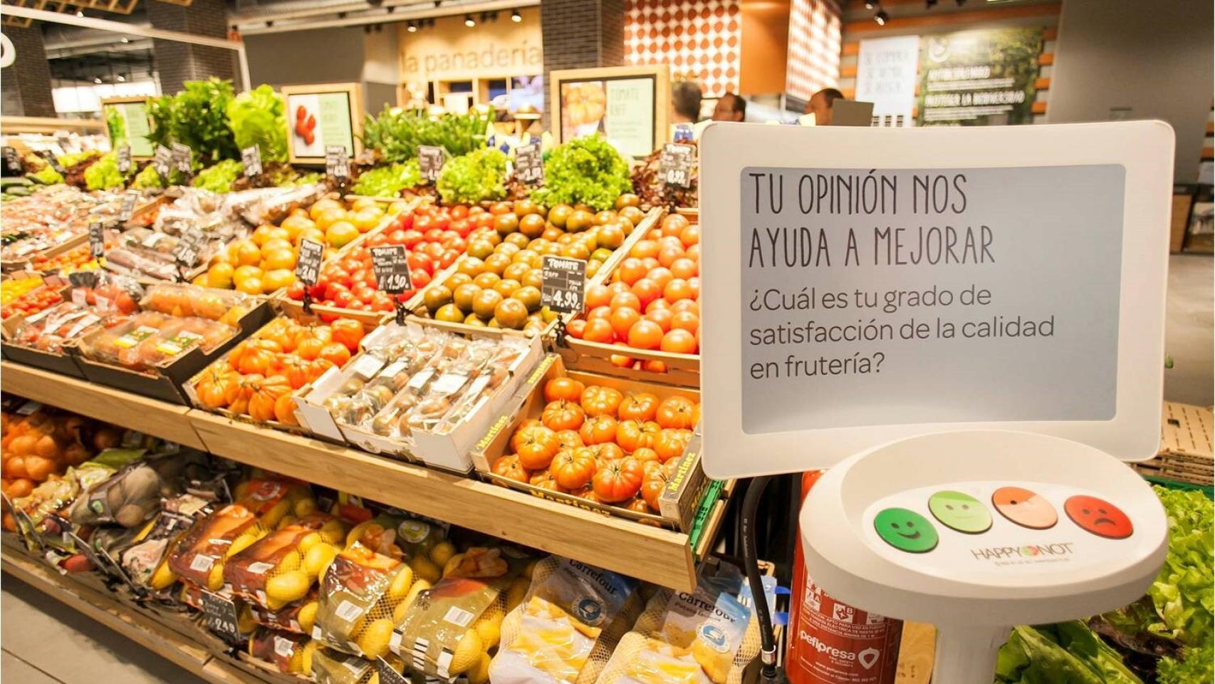 La sección de frutería de un supermercado.