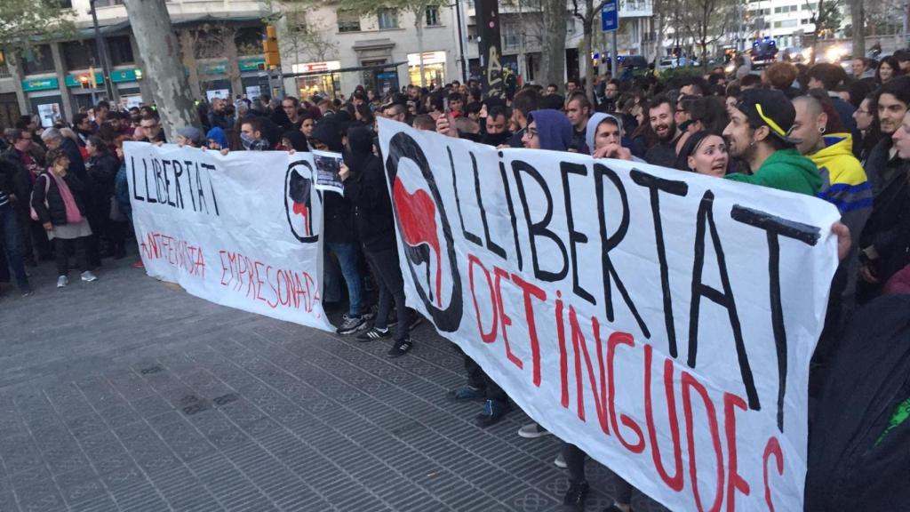 Imágenes de la manifestación frente al Departament d'Interior