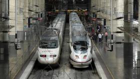 Dos trenes de alta velocidad de Renfe.