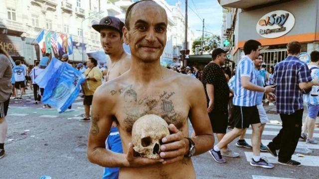 Un aficionado de Racing con la calavera de su abuelo en la mano