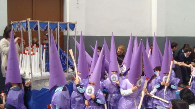 Procesión en un colegio de Sevilla