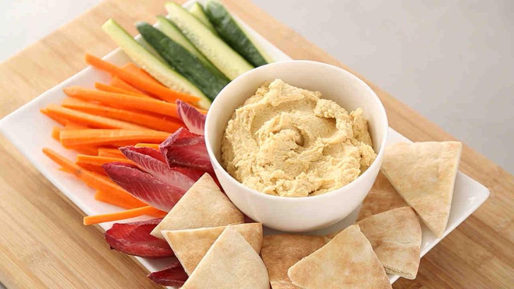 Un plato de hummus listo para ser devorado.