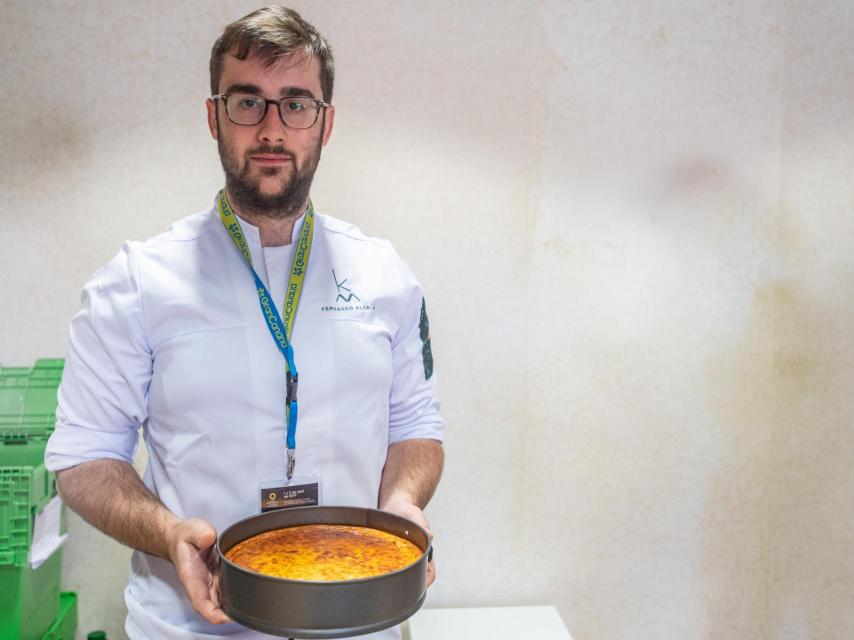 Fernando Alcalá del restaurante Kava (Málaga) exhibe su tarta de queso, la mejor de España