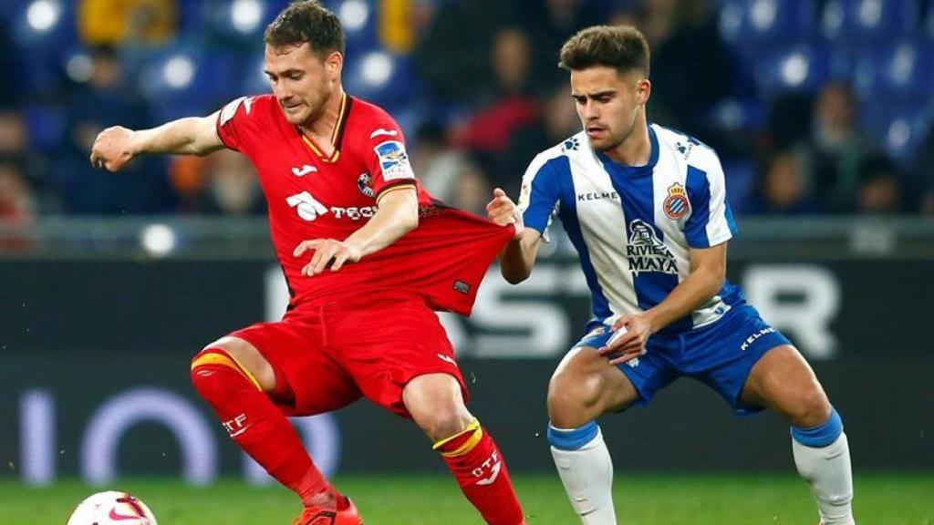 Óscar Melendo pelea un balón con el centrocampista del Getafe