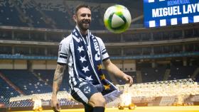 Miguel Layún, en su presentación con Monterrey. Foto: rayados.com