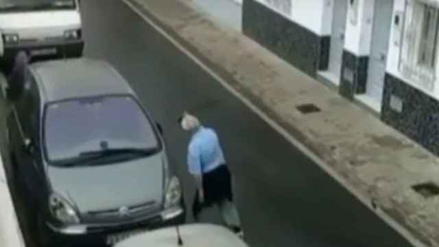 Imagen del vídeo grabado en el que se ve al hombre rompiendo retrovisores con una catana