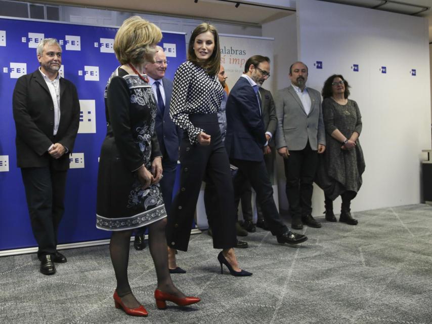 La ministra de Sanidad María Luisa Carcedo y la reina Letizia hablan en el acto 'Medios de Comunicación y Salud Mental'.