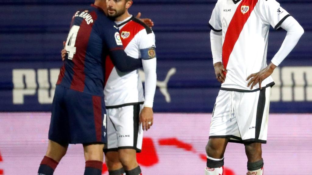 Los jugadores del Eibar consuelan a los del Rayo