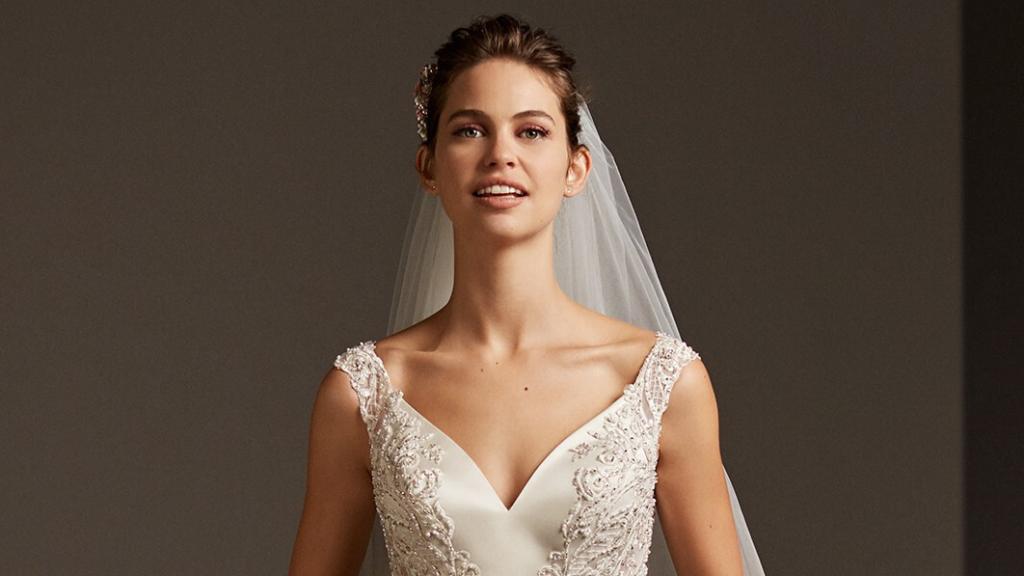 Una modelo de Pronovias con un maquillaje sencillo, según marca la tendencia de esta temporada.