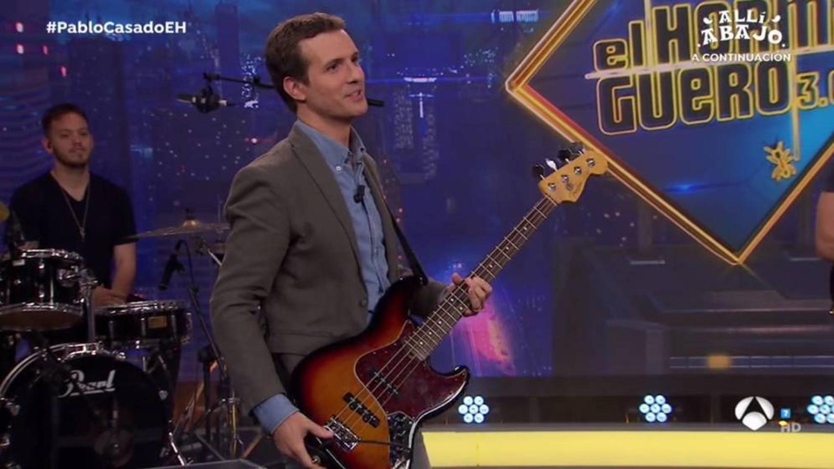 Pablo Casado toca la guitarra en 'El Hormiguero'