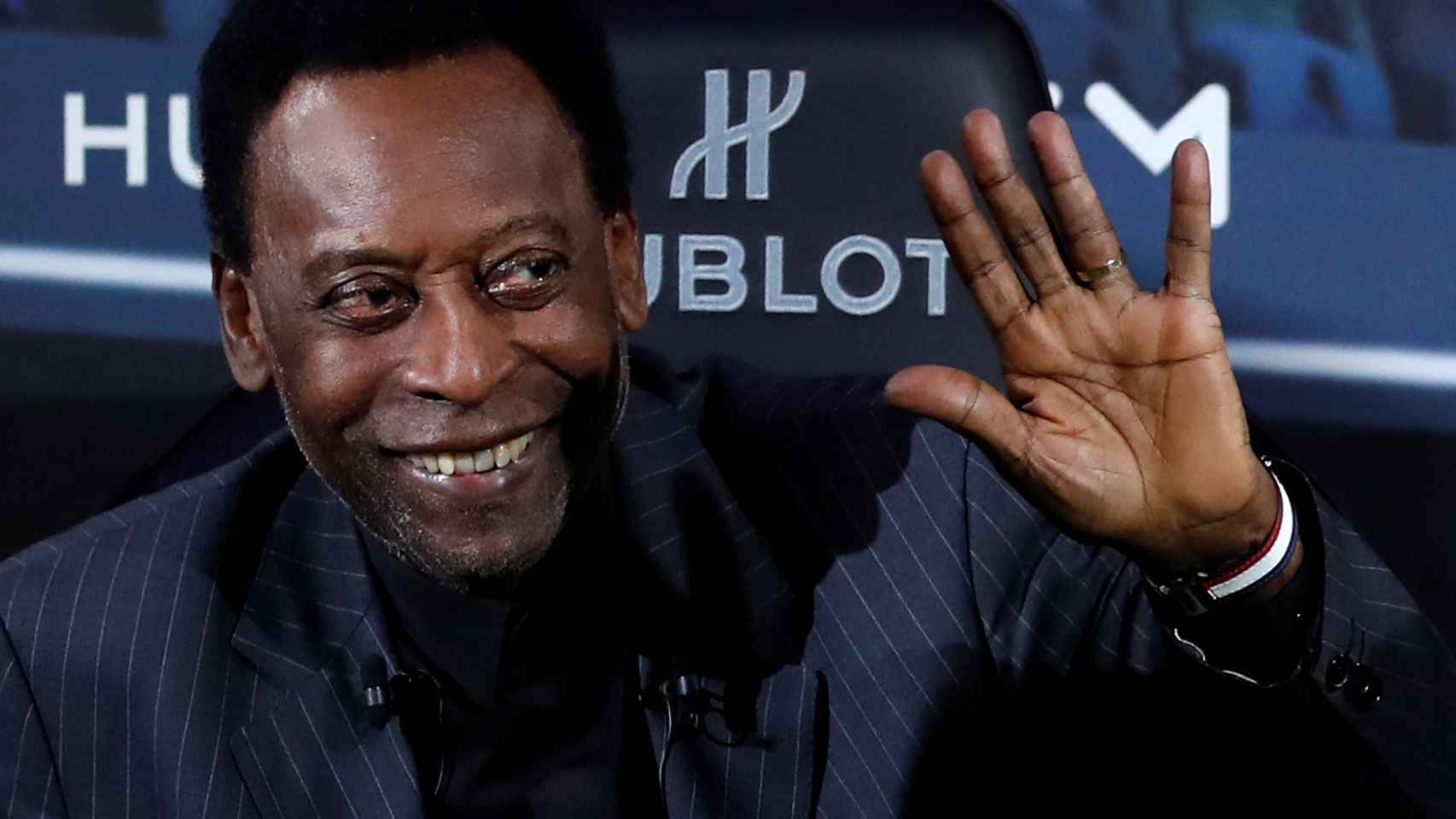 Pelé posa durante un acto de una marca suiza de relojes celebrado París