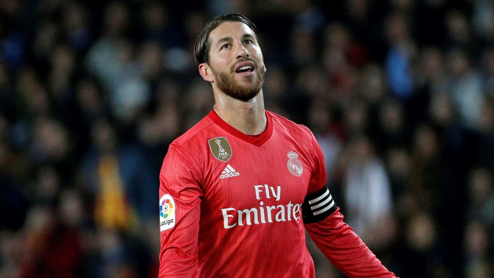 Sergio Ramos protesta en el partido ante el Valencia