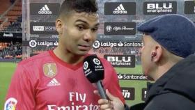 Casemiro atiende a la televisión tras la derrota frente al Valencia