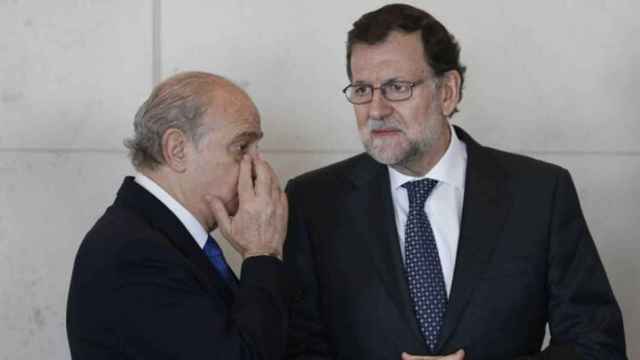 El exministro del Interior, Fernández Díaz, junto al expresidente Mariano Rajoy.
