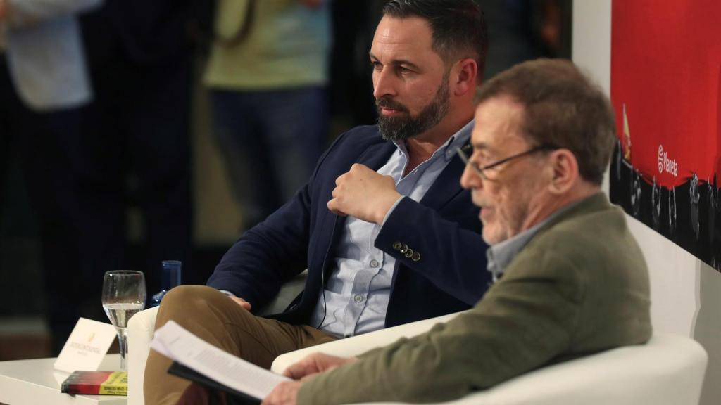 El presidente de Vox, Santiago Abascal, junto al escritor Fernando Sánchez Dragó.