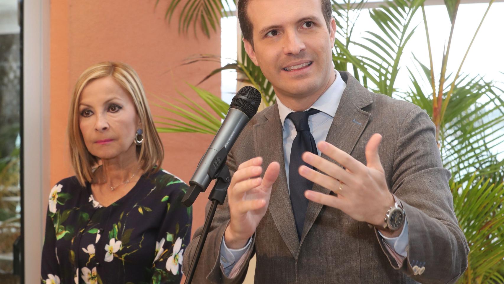 Pablo Casado y la secretaria general del PP en Canarias, Australia Navarro.