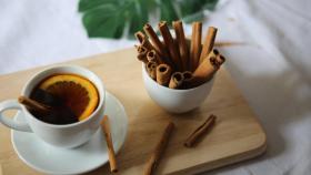 Taza de té con limón y canela en rama