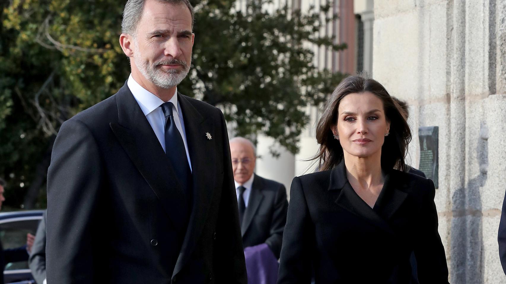 Los Reyes a las puertas de la Parroquia de San Jerónimo en Madrid.