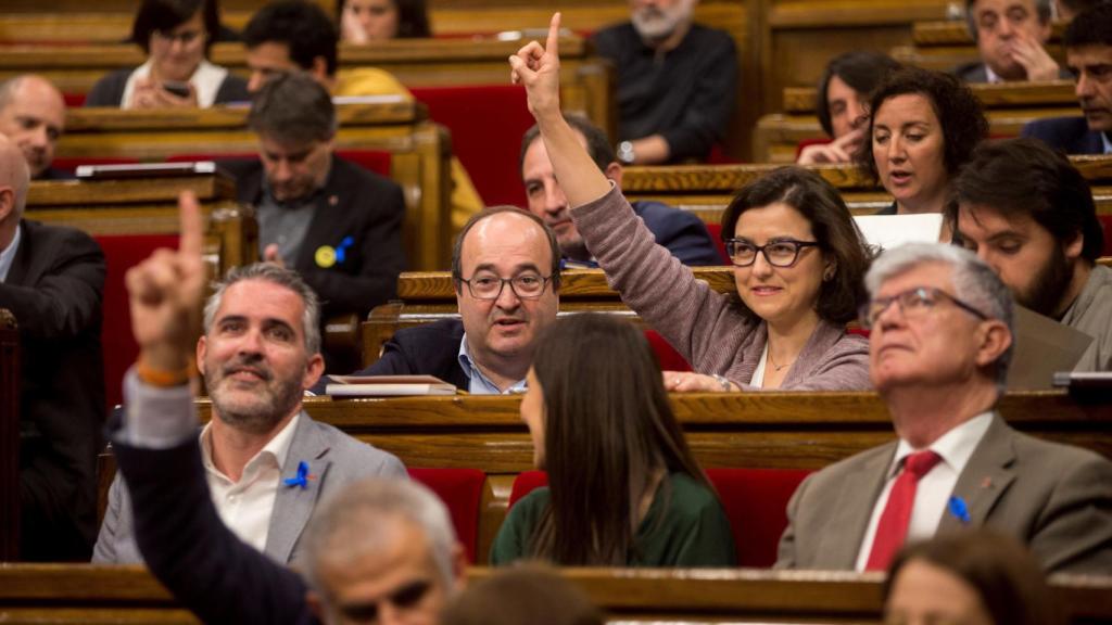 Miquel Iceta, en el Parlamento autonómico catalán, durante el pleno de ayer.
