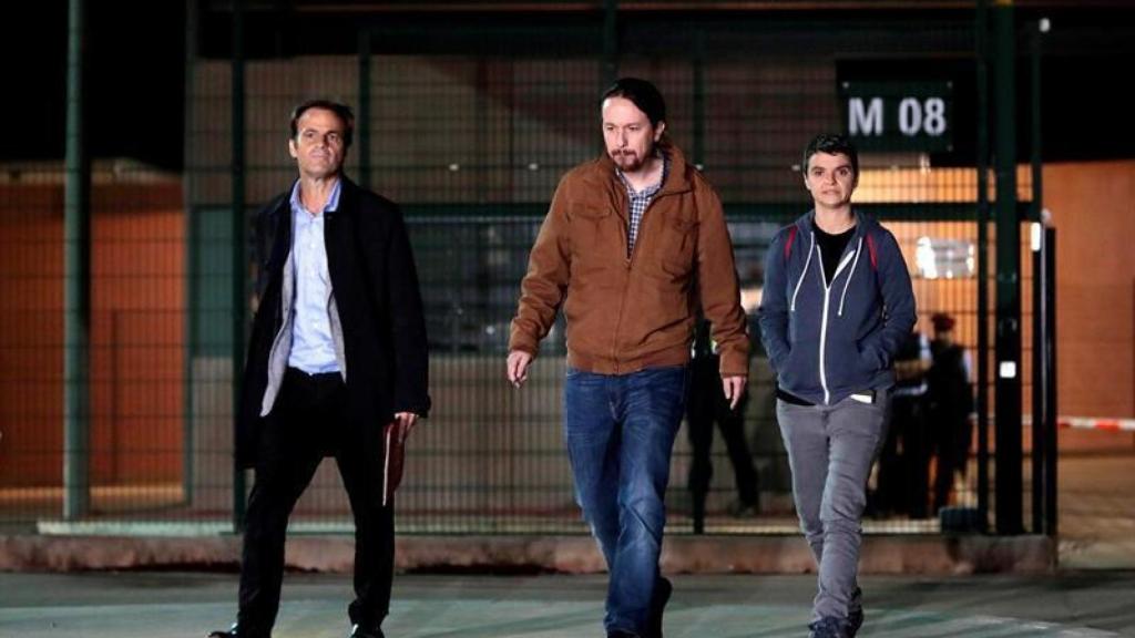Jaume Asens, Pablo Iglesias y Lucia Martín, a la salida de visitar a Oriol Junqueras en la cárcel de Lledoners.