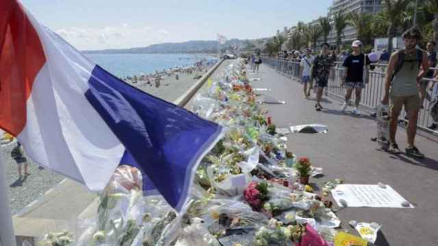 Flores en el lugar donde ocurrió el atentado (Niza)